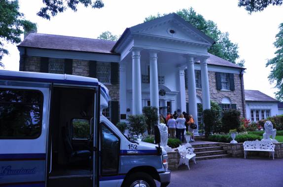 Chegando à Graceland, a famosa casa do Elvis Presley em Memphis, no Tennessee - EUA